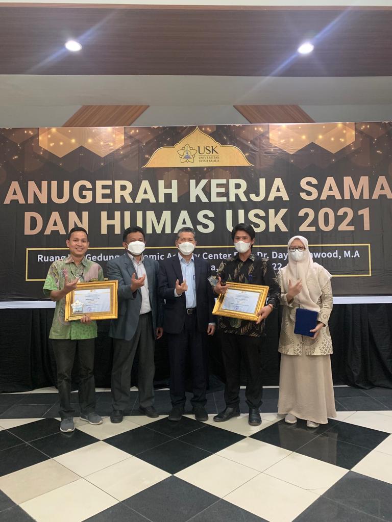 Foto: Penyerahan penghargaan Anugerah Kerjasama dan Humas oleh Rektor USK kepada Dekan FP USK/Dok. Istimewa